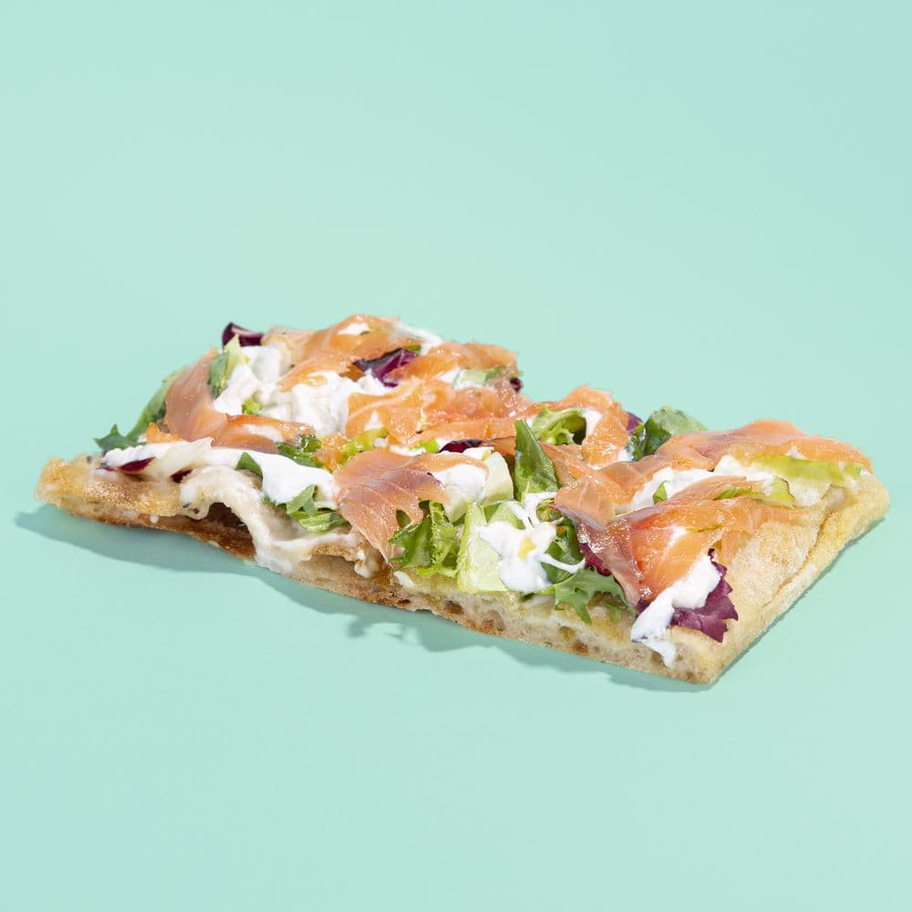 Trancio con salmone, insalata e stracciatella su fondo menta