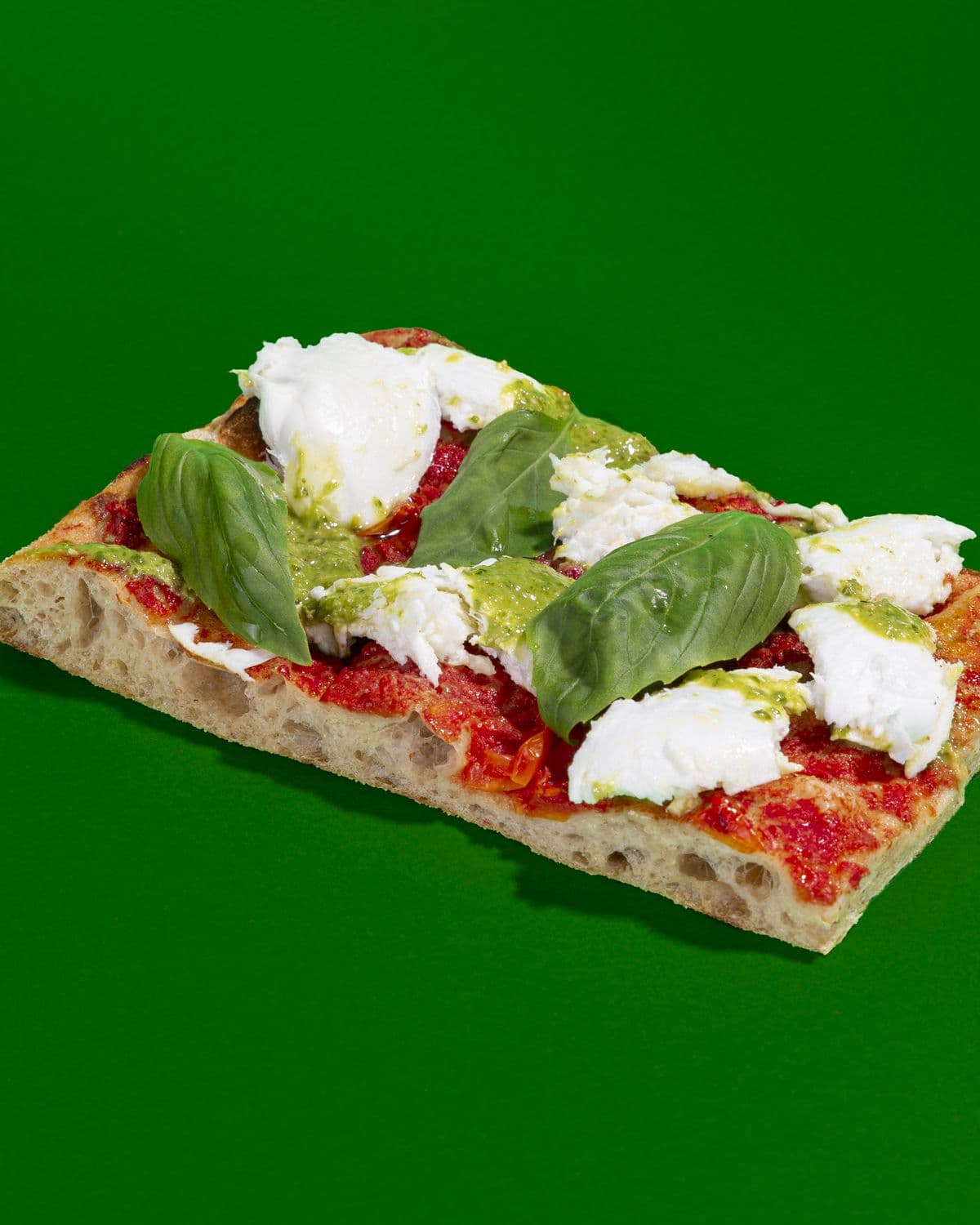 Trancio di margherita con bufala e basilico su fondo verde