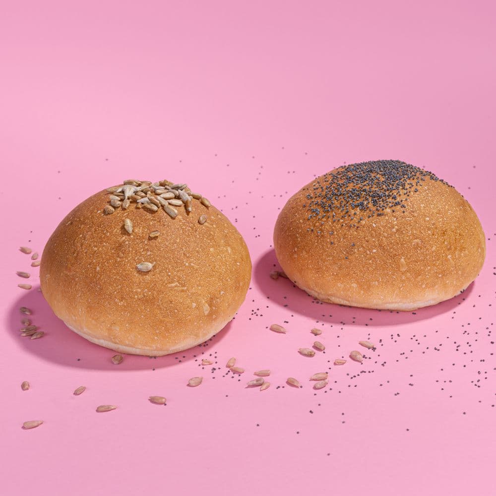 Panini ai semi di girasole e papavero su fondo rosa