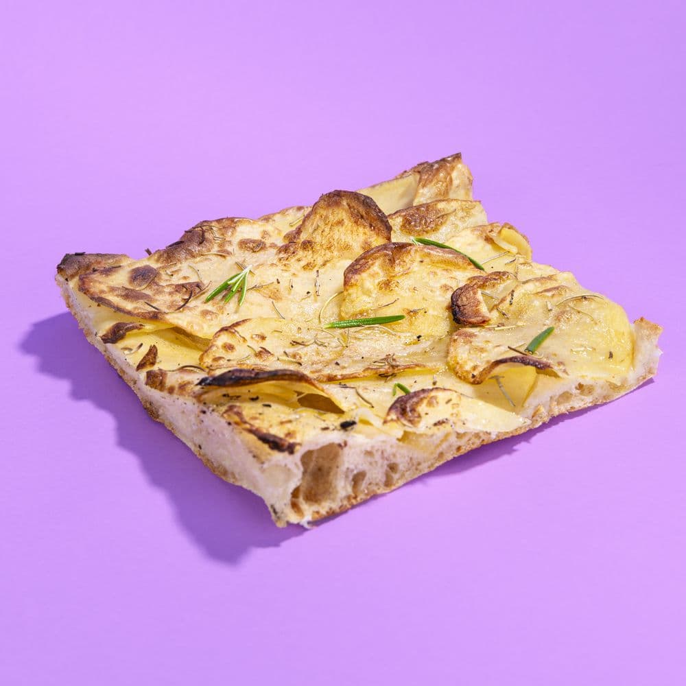 Trancio con patate e rosmarino su fondo lilla